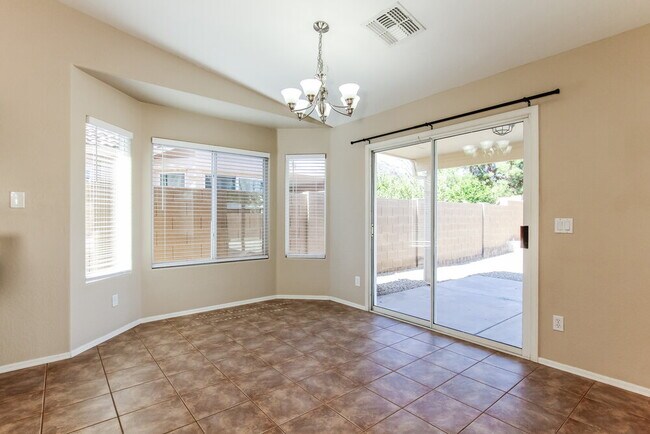 Foto del edificio - 15316 W Laurel Ln