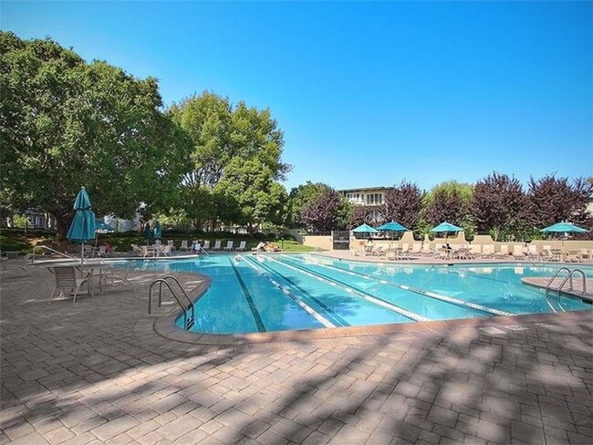 Building Photo - 930 Peninsula Ave