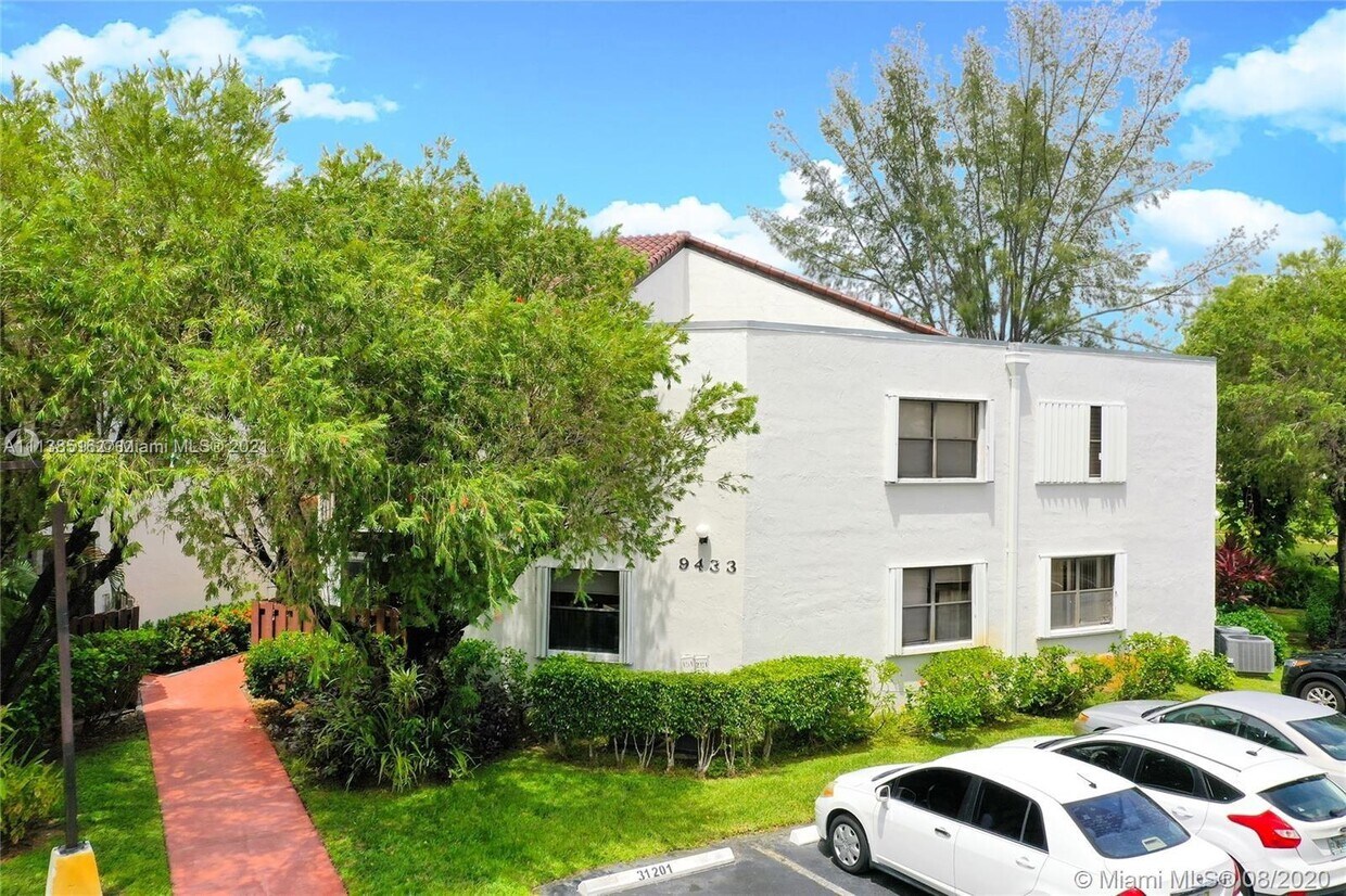 Primary Photo - 9433 Fontainebleau Blvd