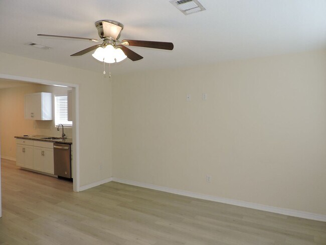 Building Photo - Convenient to bases, shopping & beaches!