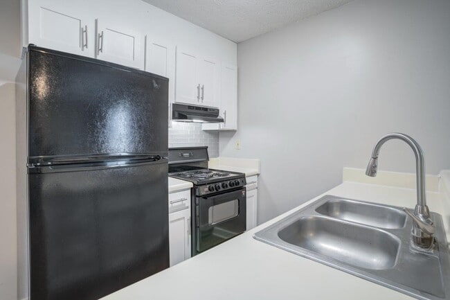 Building Photo - 1022 West Apartment Homes