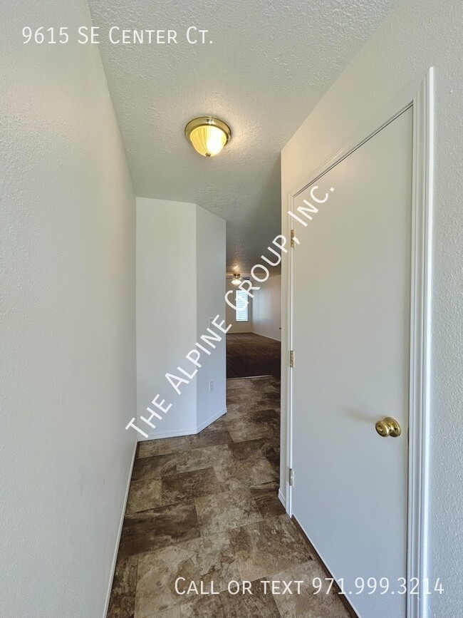 Building Photo - 9615 SE Center Ct