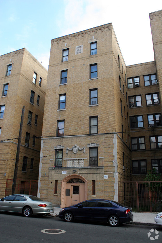 Building Photo - Elevatored Apartment