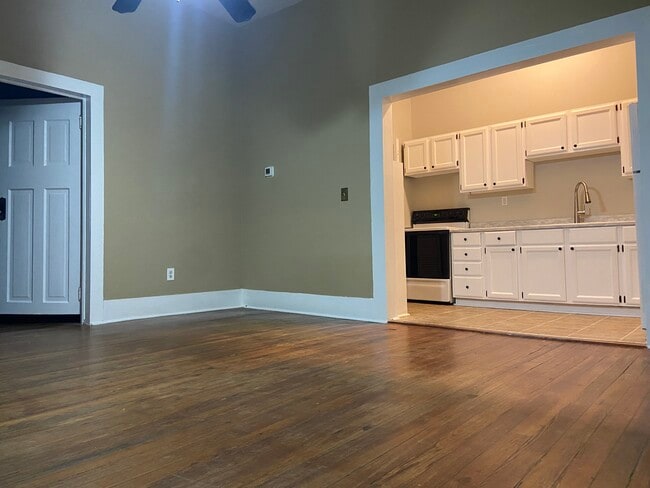 Building Photo - 510 S 6th St