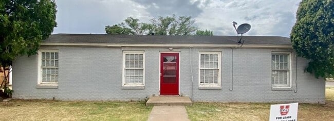 Building Photo - Handyman Special $0 First Month's Rent / “You fix, you SAVE BIG!!” Contact Mayshell for details: ...