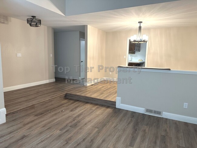 Building Photo - Beautiful 3 bed / 2 bath / 1,648 sqft hous...