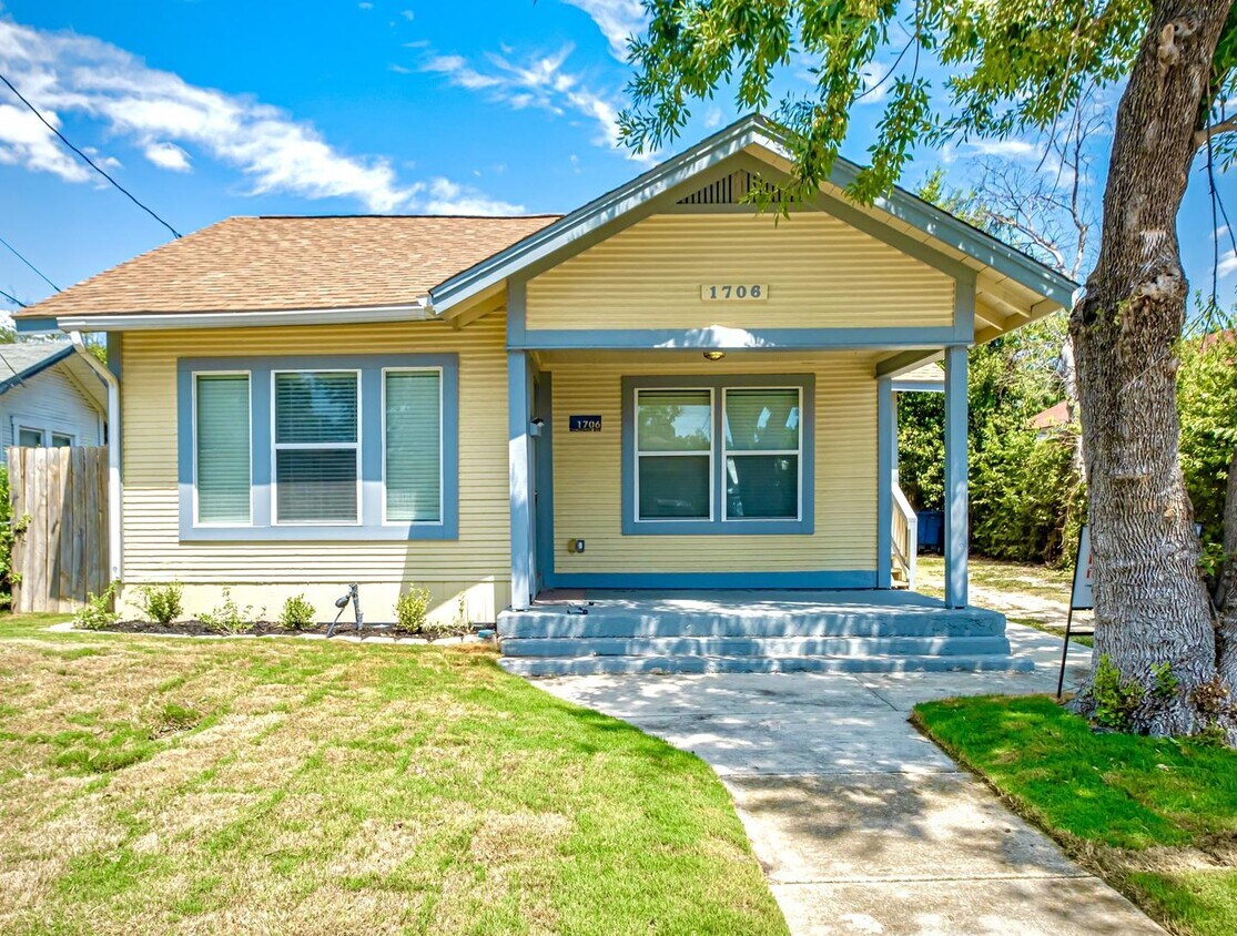 Primary Photo - Charming Beacon Hill home with large priva...