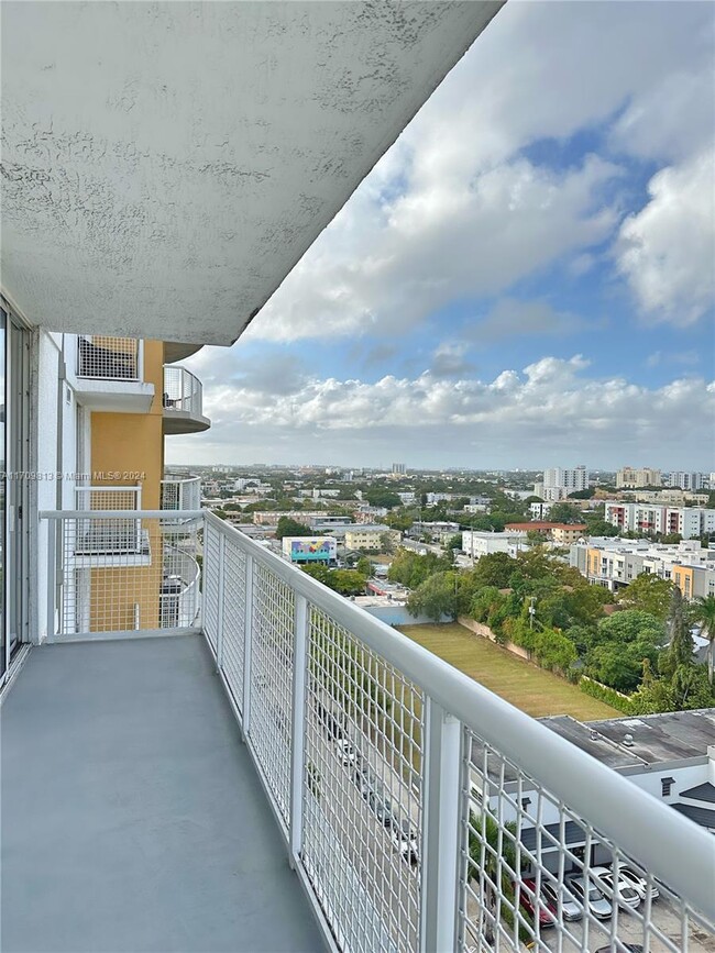 Foto del edificio - 900 SW 8th St