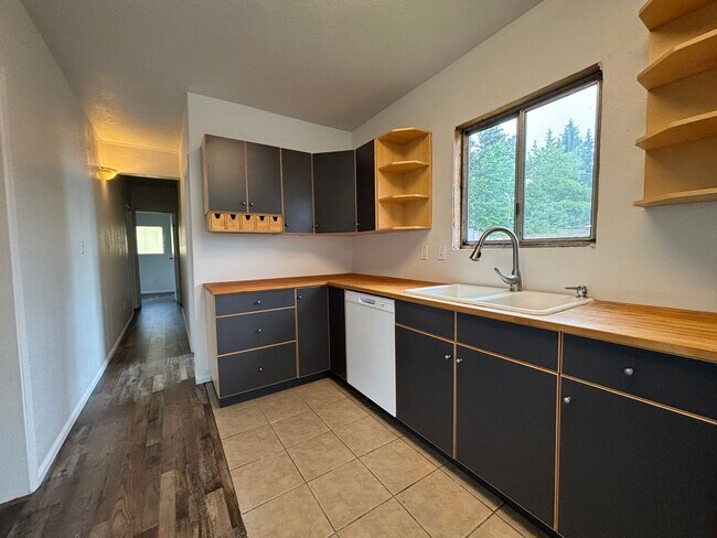 Foto del edificio - Welcome Home 3BD/1BA Home on Corner Lot