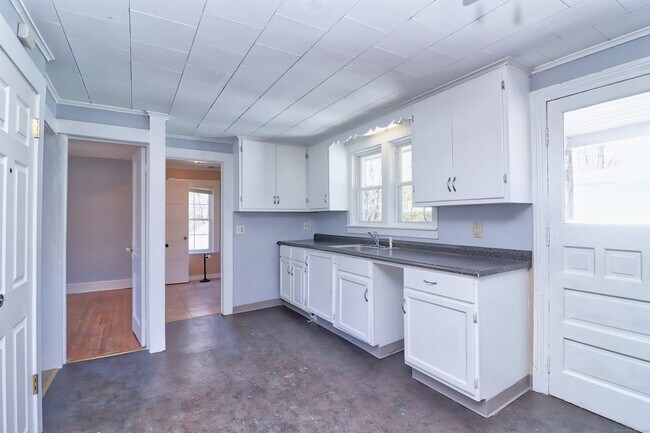 Building Photo - 156 Pulaski St