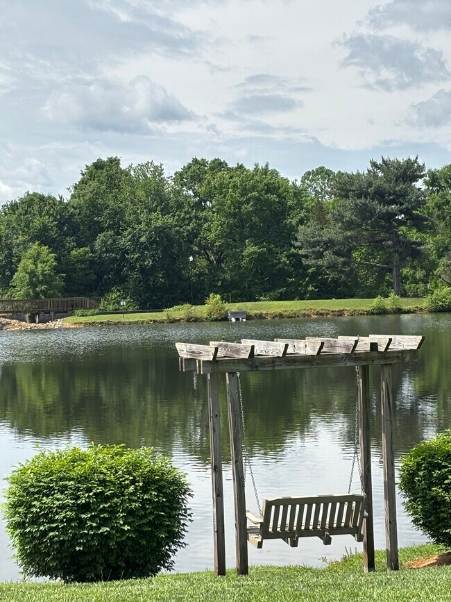 Foto del edificio - 144 Forest Lake Dr
