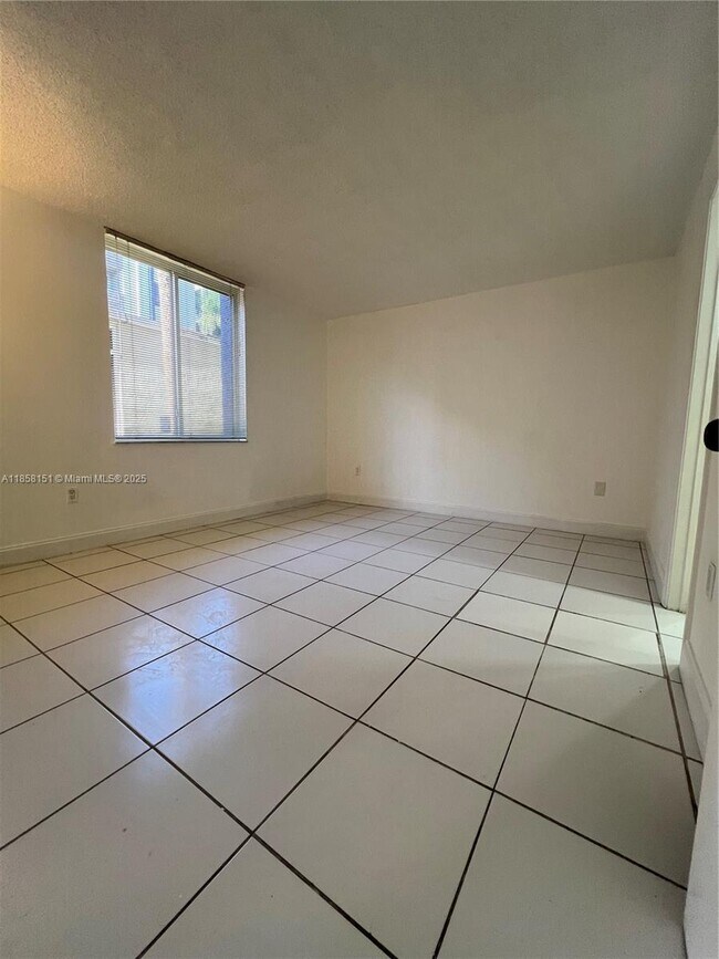 Foto del edificio - 10000 NW 80th Ct