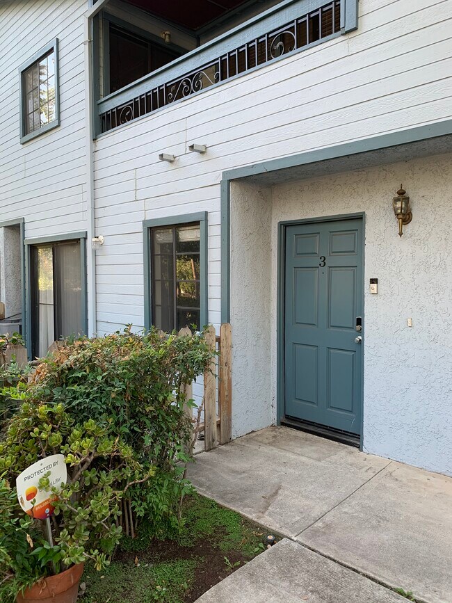 Building Photo - 1255 N Los Robles Ave