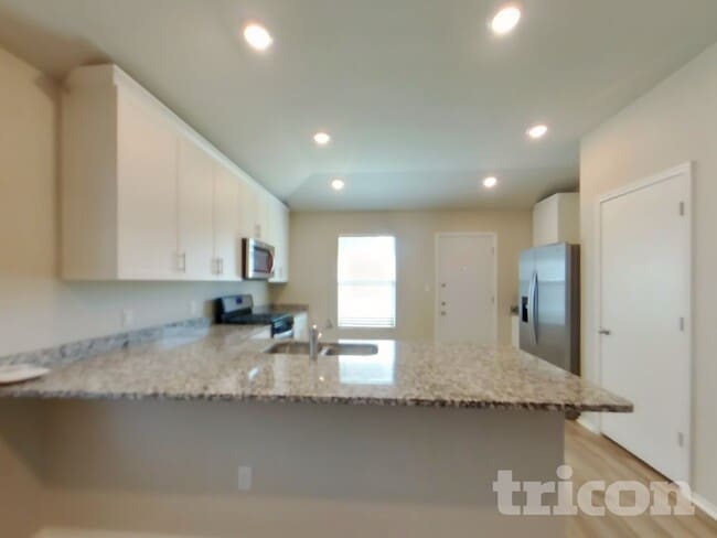 Building Photo - 5205 Saddle Clb Dr