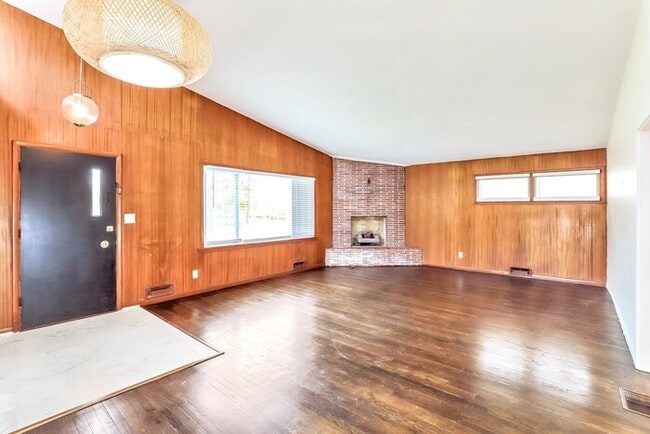 Building Photo - 2608 W Paseo Blvd