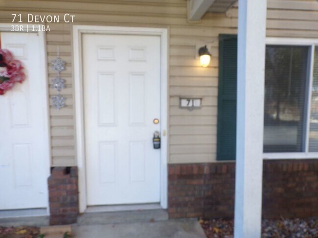 Building Photo - Devon Ct Three Bedroom Townhome with Laundry