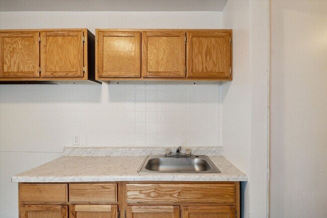 Foto del edificio - $1095 3 bedroom bungalow