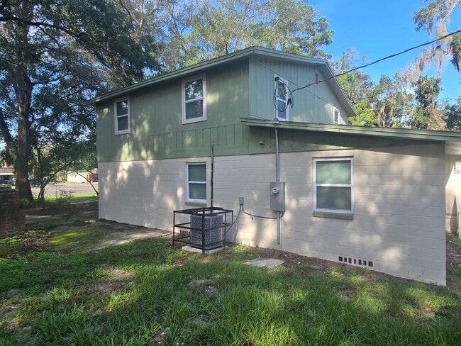 Building Photo - 9762 Bayview Ave