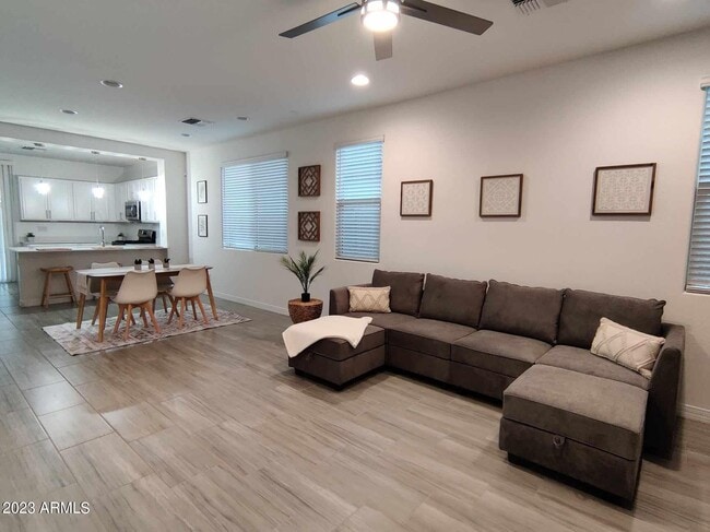 Foto del edificio - 9137 W Sells Dr