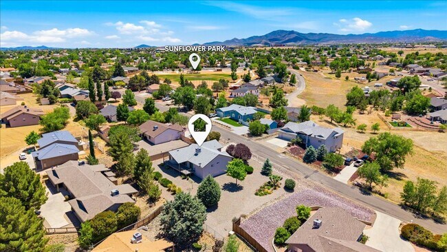 Foto del edificio - Beautifully Updated 3 Bed, 2 Bath Home on Nearly 1/3 Acre with Trex Deck