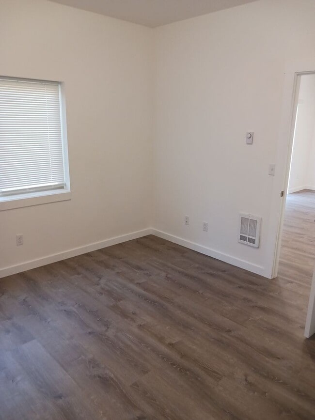 Building Photo - Almost new 3 bedroom, 3 bath Townhome