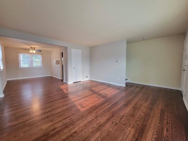 Building Photo - 609 Waukegan Rd