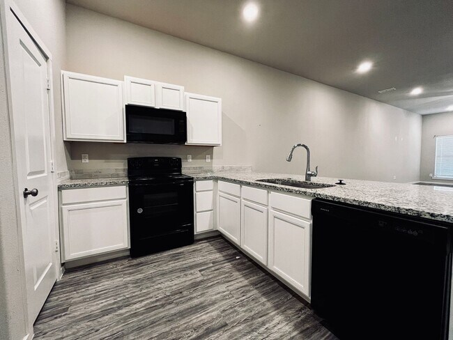 Building Photo - Great 3/2/1 Duplex in Frenship ISD