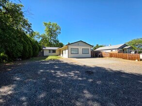 Building Photo - 7113 W Arrowhead Ave