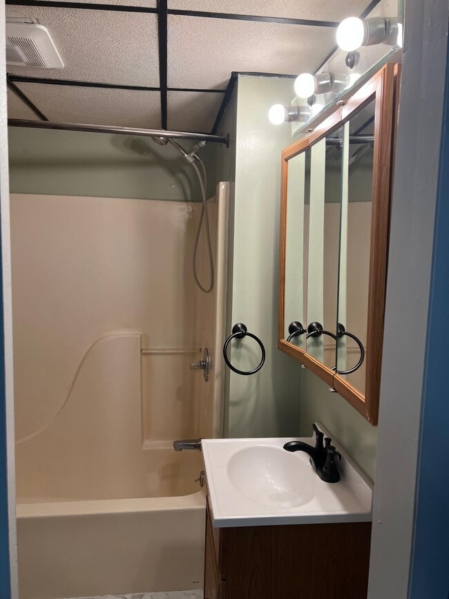 Building Photo - 2 Tracy St