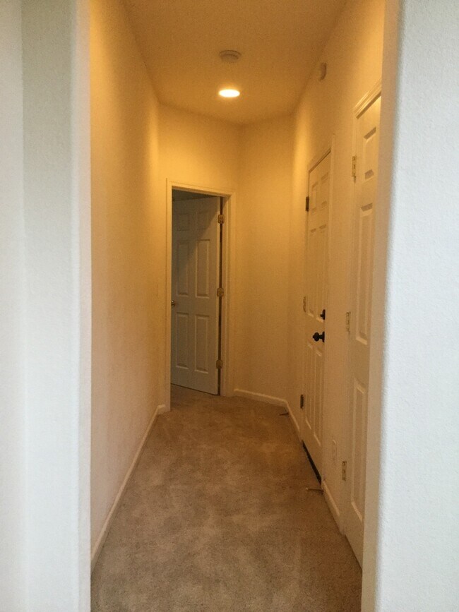 Building Photo - Lovely Home 5 bedrooms, 3.5 baths within W...