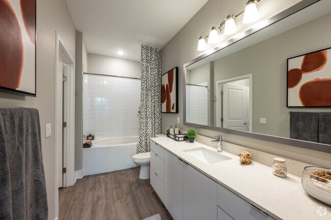 2BR, 2BA - 1,055SF - Seminole - Second Bathroom - Seven41 Winter Park