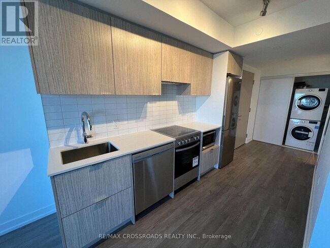 Building Photo - 395 Bloor St E