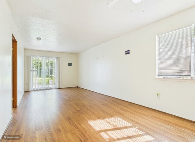 Building Photo - 1515 Pine Ridge Dr