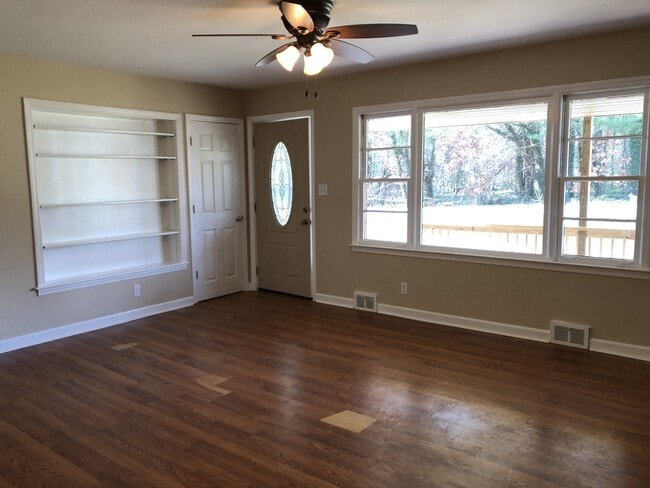 Foto del edificio - Convenient South Location!  3 Bedrooms / 2 Bathrooms