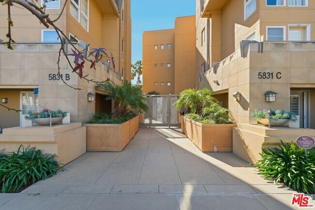 Foto del edificio - 5831 Seawalk Dr