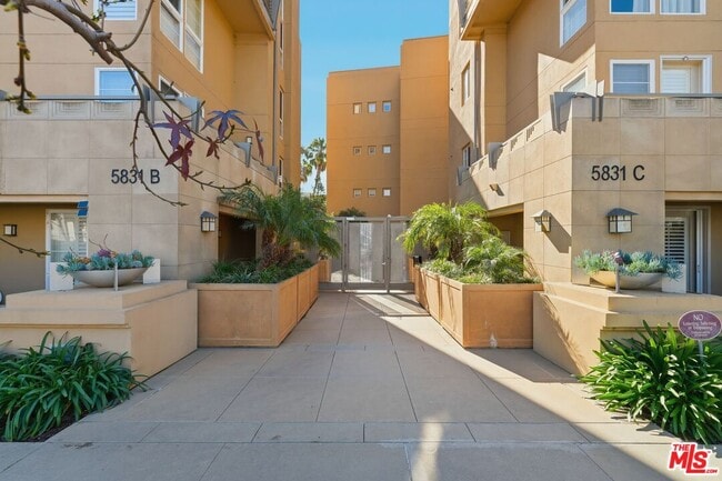 Building Photo - 5831 Seawalk Dr