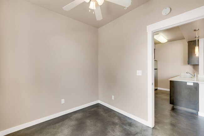 Foto del edificio - MOVE IN SPECIAL $2000 SIGN A LEASE BY MARCH 18TH    2 Bedroom, 1 Bath Available!