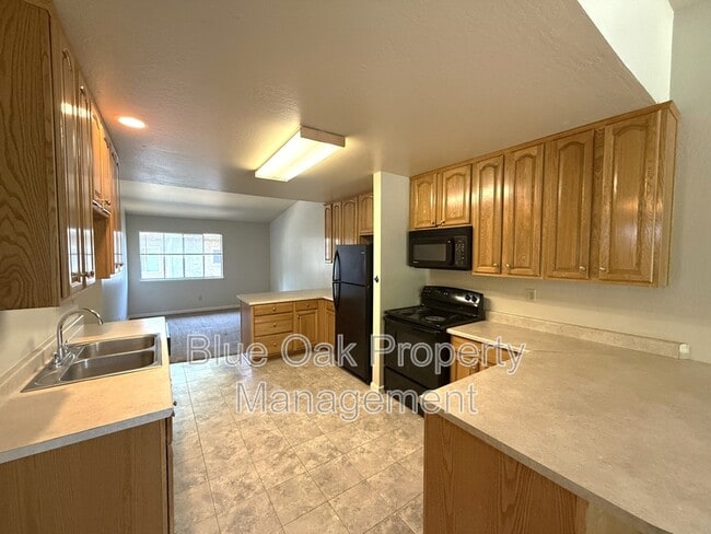 Building Photo - 390 Ash St