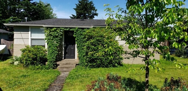 Building Photo - Adorable SE Cottage - 3 Bedrooms, 1 Bath 912 Sq. Ft.