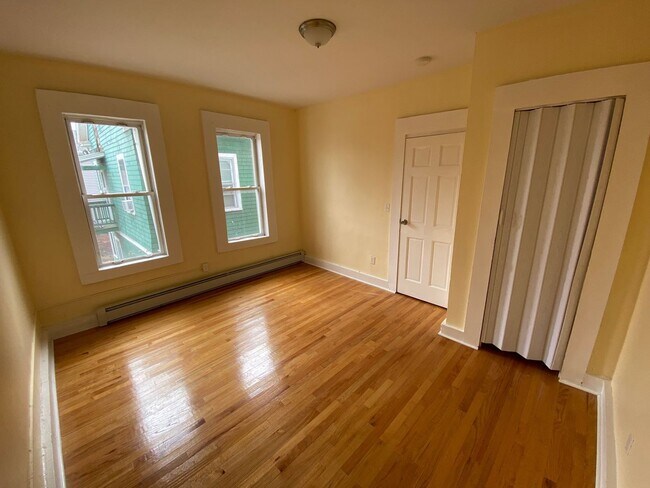 Foto del edificio - 373-375 Blatchley Avenue