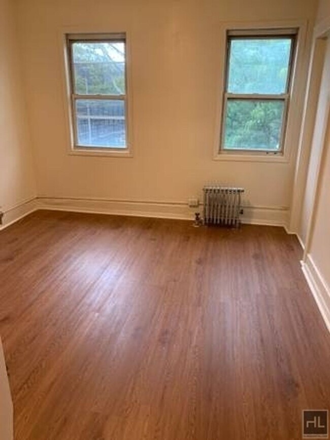 Building Photo - 4 Bedroom 30 AVENUE/ Central Astoria