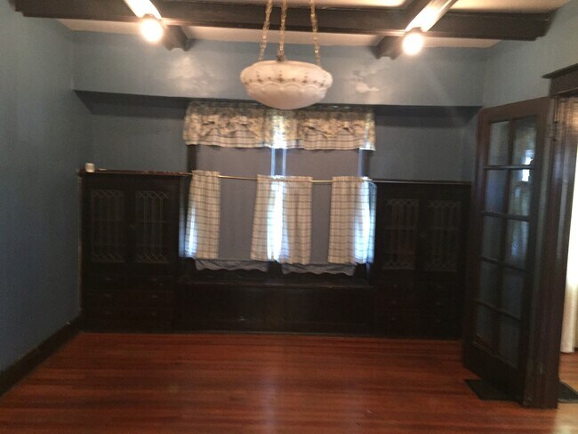 Dining room - 2815 E Vermont St