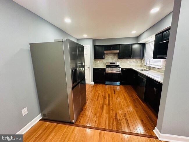 Foto del edificio - 4518 Runnymeade Rd