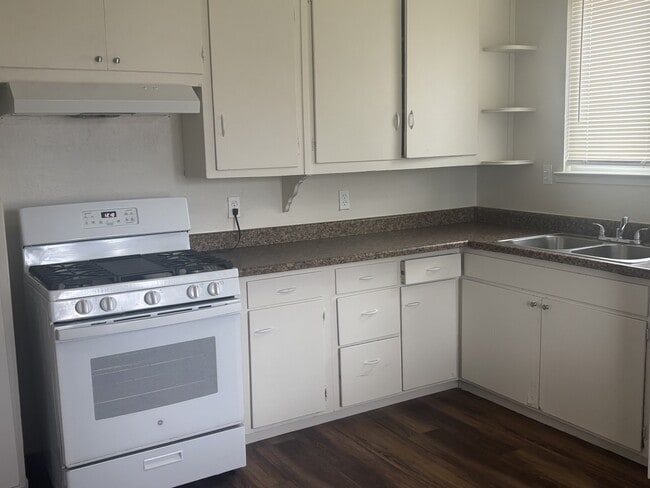 Building Photo - 904 Middlecoff Ave