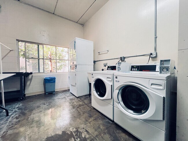 Building Photo - Recently Price Reduced Move in Ready-Large...