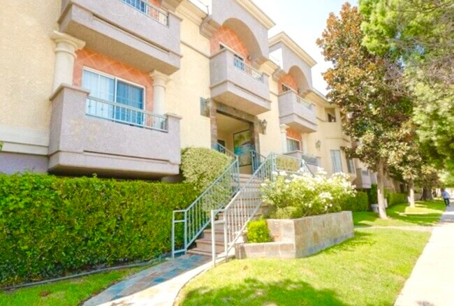 Foto del edificio - 7045 Woodley Ave