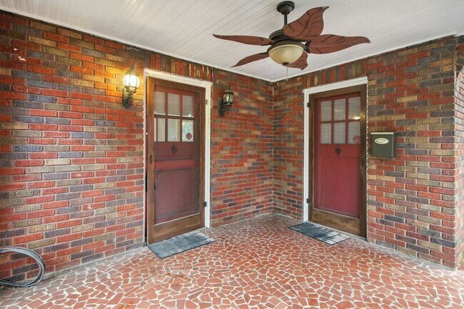 Building Photo - 422 Heathcliff St