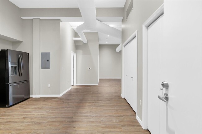 Building Photo - SUBLEASE~ 1 BED / 1 BATH APARTMENT IN DOWN...