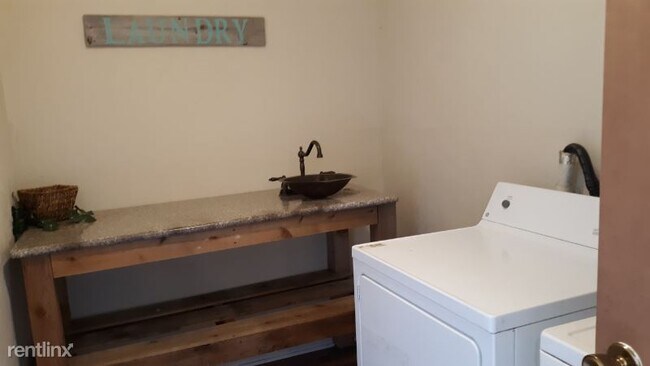 Foto del edificio - 3 br, 1.5 bath House - 606 East Broad Street