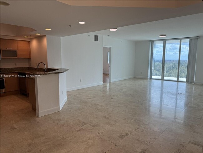 Foto del edificio - 15051 Royal Oaks Ln